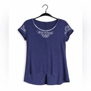 Cable and Gauge Women’s large navy tunic with white trim.